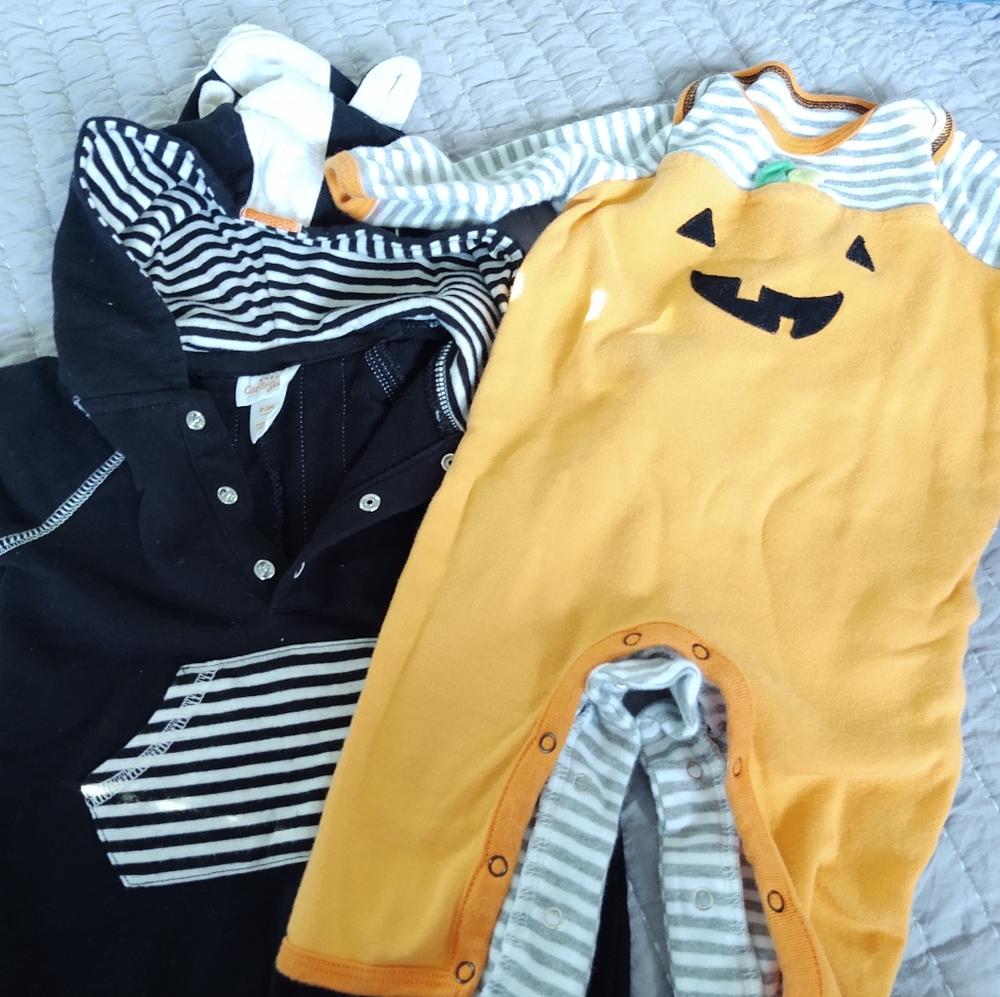 2 Halloween outfits 0-3 months.